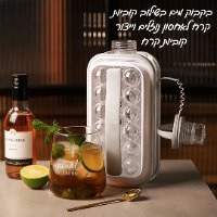 בקבוק מים בשילוב קוביות קרח