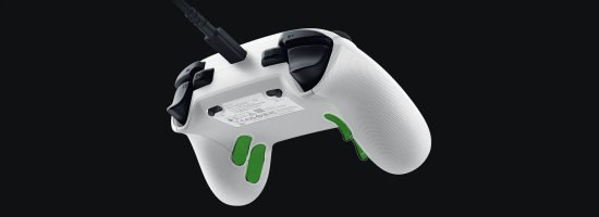 בקר משחק חוטי צבע לבן Razer Wolverine V3 Tournament Edition Xbox X|S – פריט בודד של הבקר הלבן נראה מזווית אחורית-תחתונה