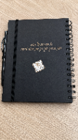 מחברת כריכה קשיחה עם עט בכיתוב לייזר שחור/לבן