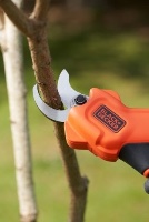 מזמרת גיזום חשמלית מבית Black+Decker BCPP18D1 18V אידיאלית לגיזום חצרות, מרפסות וגינות קטנות.