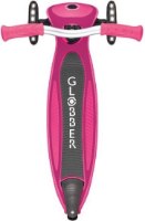 קורקינט 3 גלגלים עם אורות צבע ורוד Globber Master Lights – מבט מלמעלה על קורקינט ורוד עם כידון כסוף ורוד ורפידת עמידה אפורה