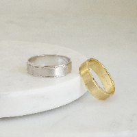 טבעת נישואין מעוצבת עם טקסטורת הברשה והברגה