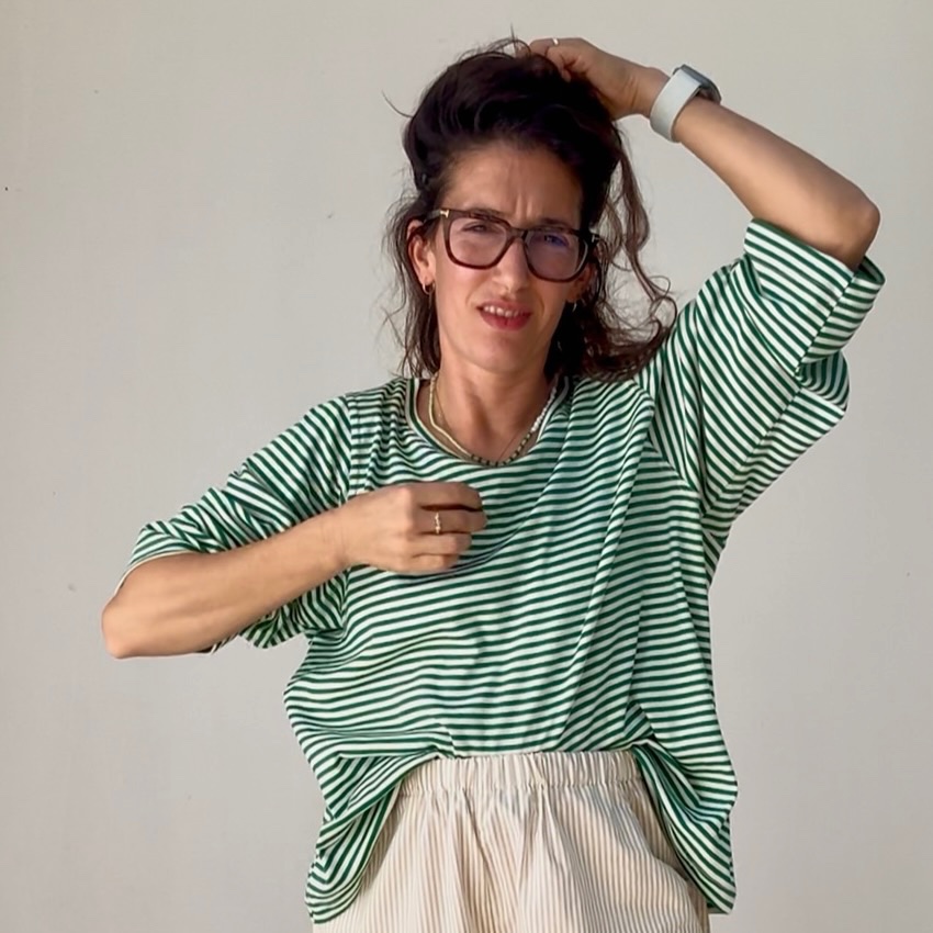 חולצה מדגם איה (שרוול 3/4) פסים צרים ירוק ואופווייט