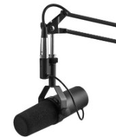 מיקרופון דינמי מקצועי Shure SM7B – מיקרופון שחור מחובר לזרוע בום מפרקית בצבע שחור על רקע לבן