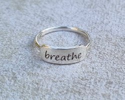 טבעת כיתוב אובלית עדינה עד 7 תווים מכסף 925 breathe