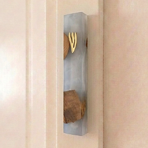 Mezouza artisanale originale en bois d’olivier et résine blanche, 20 cm.