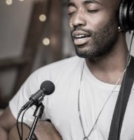 מיקרופון סטריאו קונדנסר Shure MV88+ Stereo USB – גבר עם אוזניות שר למיקרופון שחור על סטנד