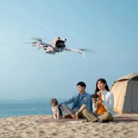 רחפן (DJI Lito 1 Fly More Combo (DJI RC-RN3 – רחפן אפור טס מעל חוף ים עם זוג