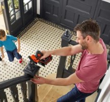 מלטשת חשמלית נטענת Black+Decker BDCDS18N-XJ – גבר מלטש עמוד מעקה מדרגות עם המלטשת