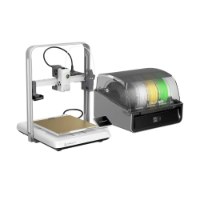 מדפסת תלת-ממד Creality Ender-3 V4 Combo – המדפסת הלבנה מוצגת לצד יחידת אחסון פילמנט אפורה חוטית