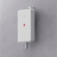 נתב Zte G5 Plus MC7500 – פריט בודד לבן מותקן על קיר אפור עם נוריות חיווי ירוקות וכבל יוצא