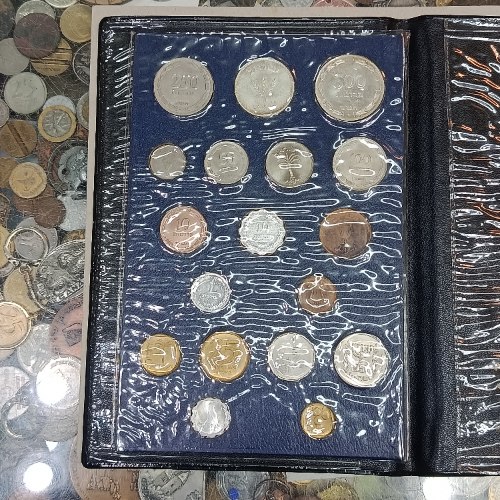 אוגדן 18 מטבעות ישראל-  כולל מטבעות 250 פרוטה ו- 500 פרוטה מכסף, החברה הממשלתית למדליות ולמטבעות