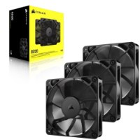 מארז שלושה מאווררים צבע שחור Corsair RS120 120mm – פריטים שחורים נראים לצד אריזתם הצהובה