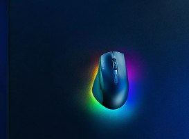 עכבר גיימינג אלחוטי רייזר Razer Pro Click V2 – מבט מלמעלה על העכבר על משטח כהה, מואר בזוהר צבעוני