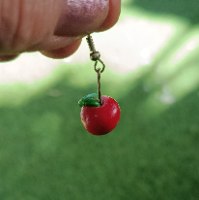 עגילי תפוח תלויים מפימו – עיצוב פירותי מתוק בעבודת יד
