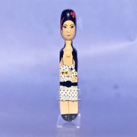 בובת עץ עומדת של המוזיקאית איימי ויינהאוס Amy Winehouse - סוג ב'
