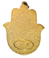 חמסה קטנה ממתכת עם ציפוי זהב, מעוטרת באמייל בגוון בורדו וסגול וסמלי קבלה