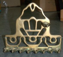 חנוכייה תוצרת באקלר חתומה, עבודת חסר בעיצוב חמסה וינטאג', ישראל ~שנות ה- 70