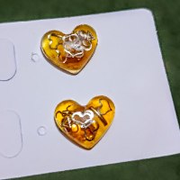עגילי לב צהוב שקוף במילוי צורות כסופות