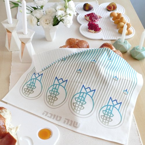 כיסוי חלה מעוצב לשולחן שבת וחג - מיוחד לראש השנה - הדפס רימון גאומטרי - בגווני כחול טורקיז וזית