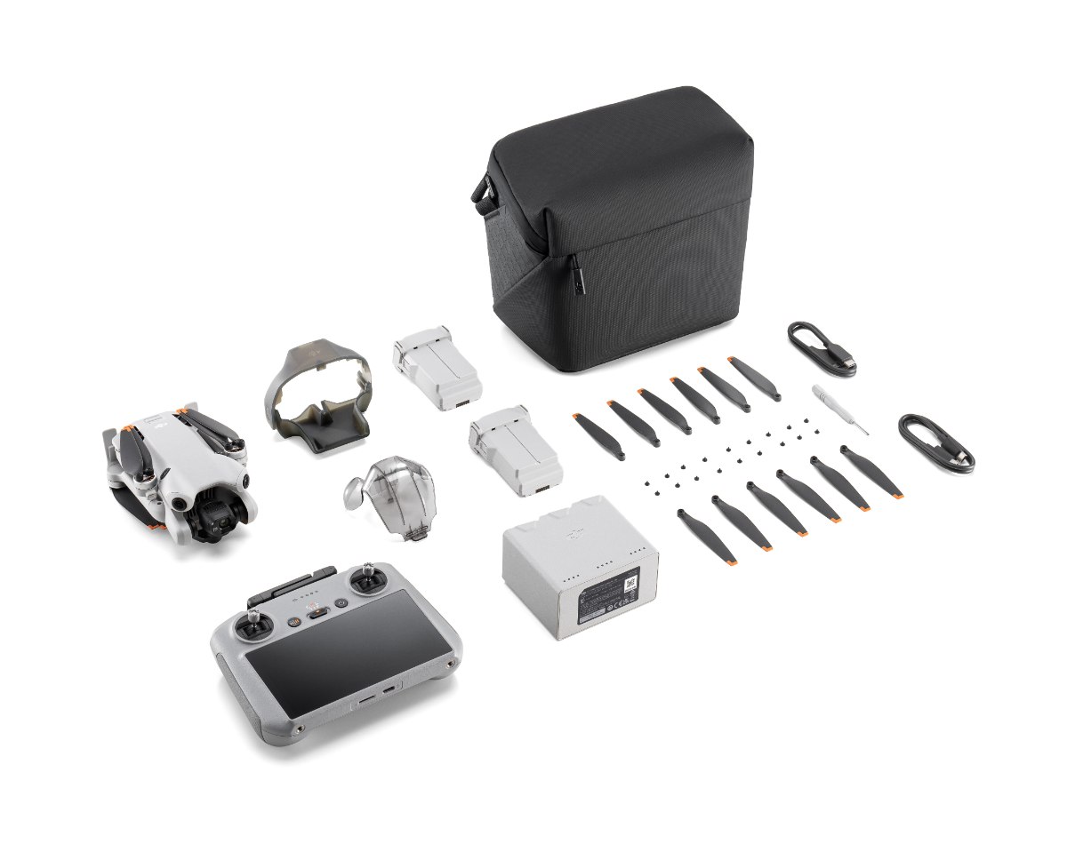 רחפן DJI Mini 4 Combo Plus – 4K מציג את הרחפן השלט סוללות ואביזרים נלווים מונחים על רקע לבן