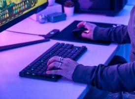 מקלדת גיימינג דקה Logitech G515 TKL אלחוטית עם Bluetooth, LIGHTSPEED ומתגי GL – תמונה 7