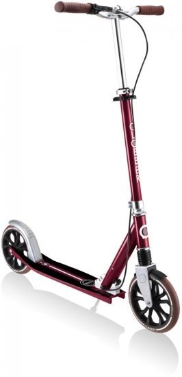 קורקינט דלוקס צבע אדום וינטג' Globber NL 205 DLX – קורקינט בצבע אדום וינטג עם כידון חום עומד על רקע לבן