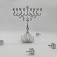 חנוכיית פיוטר בסגנון ייחודי