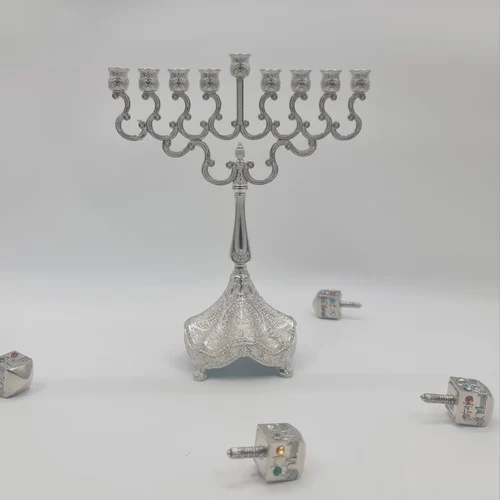 חנוכיית פיוטר בסגנון ייחודי