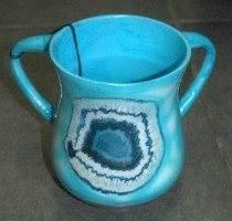 נטלה, כוס לנטילת ידיים, עשויה אלומיניום, בצבע כחול וטורקיז צביעת טאי דאי בטיק, מים אחרונים