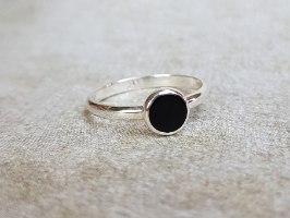 טבעת אוניקס פלטה עגולה קטנה כסף סטרלינג 925