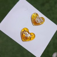 עגילי לב צהוב שקוף במילוי צורות כסופות