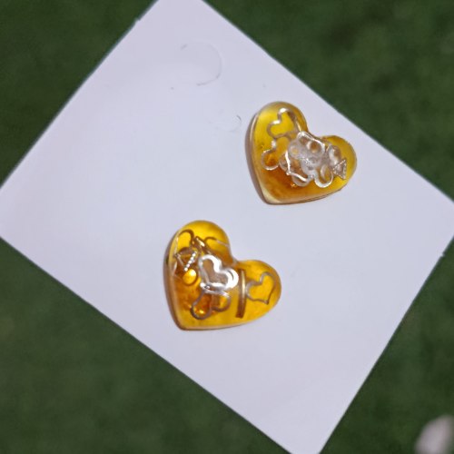 עגילי לב צהוב שקוף במילוי צורות כסופות