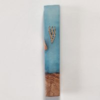 מזוזה 15 ס"מ – כחול רוגע ועץ זית טבעי