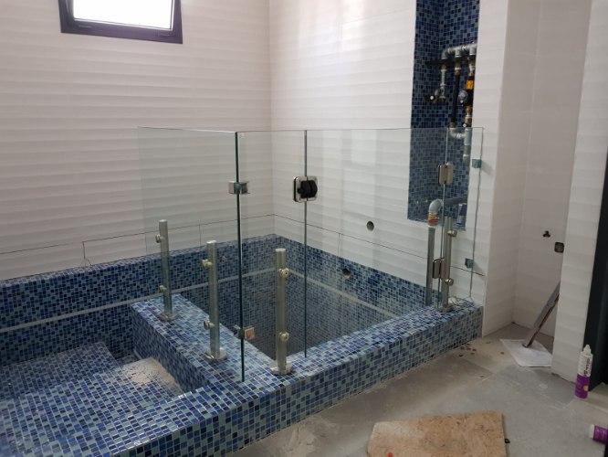 מעקה כניסה לבריכה במקווה