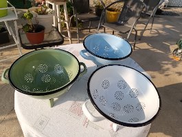 מסננת אמייל נוסטלגית על רגליים | קוטר 20 ס"מ במגוון צבעים (תוצרת אירופה)
