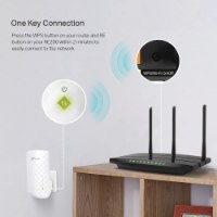 מגדיל טווח Tp-Link RE200 AC750 Mesh Wi-Fi Extender – לבן ונתב שחור על מדף מדגימים חיבור אלחוטי עם אלחוטית