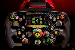 הגה סימולטור Thrustmaster T818 Ferrari SF1000 PC – מציג מקרוב את ההגה השחור עם מסך נתונים