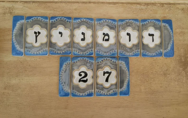 אותיות ומספרים להרכבת שלט לדלת -רקע אפור ,פרחים כחולים בצורת גלים