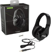 אוזניות מקצועיות Shure SRH240A – אוזניות שחורות פתוחות מחוץ לאריזה לצד כבל ומתאם שמע
