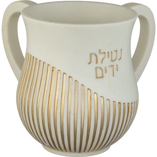 נטלה פולירזין  מעוצבת עם כיתוב