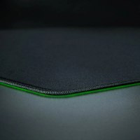 משטח עכבר Razer Gigantus V2 Pro Speed – מבט מקרוב על משטח עכבר שחור עם קצוות תפורים ותאורה ירוקה