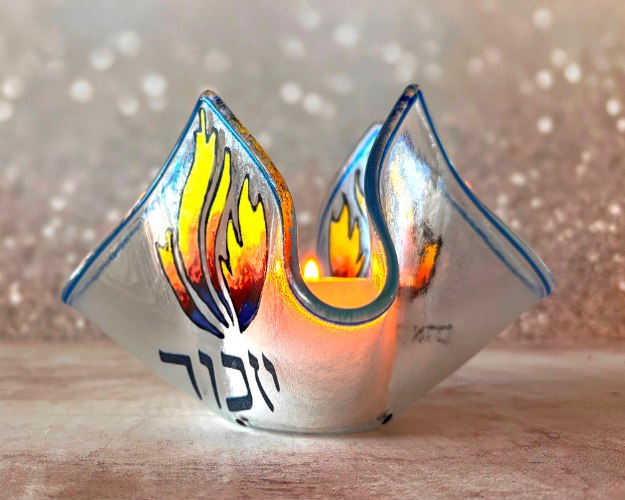 פמוט "יזכור" זכוכית המיוצר בטכניקת פיוזינג