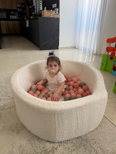 בריכת כדורים יוקרתית בצבע לבן שמנת עם 100 כדורים צבעוניים