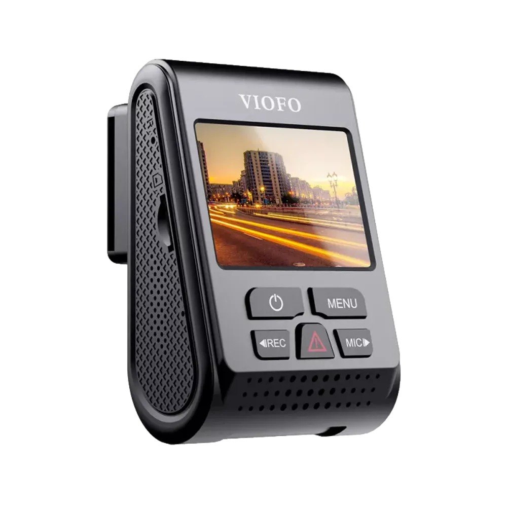 מצלמת רכב Viofo A119 – מצלמה שחורה בודדת בזווית עם מסך מואר וכפתורי שליטה GPS