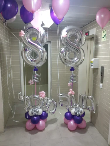 מעמד ספרה מעוצב בשילוב שם החוגג