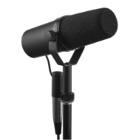 מיקרופון דינמי מקצועי Shure SM7B – מיקרופון שחור בודד מותקן על מעמד שחור עם כבל מחובר על רקע לבן