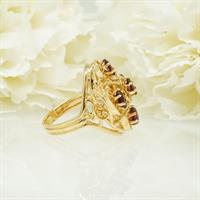 טבעת זהב מרשימה עם אבני גרנט בחיתוך אובלי
