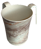 נטלה, כוס לנטילת ידיים, עשויה מלמין בדוגמא דמוית שיש בגוונים חומים, מים אחרונים