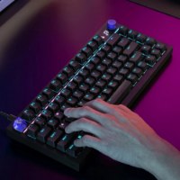 מקלדת גיימינג מכנית צבע שחור Logitech G316 X 75% – יד מונחת על מקלדת גיימינג שחורה עם תאורת לד כחולה על רקע כהה